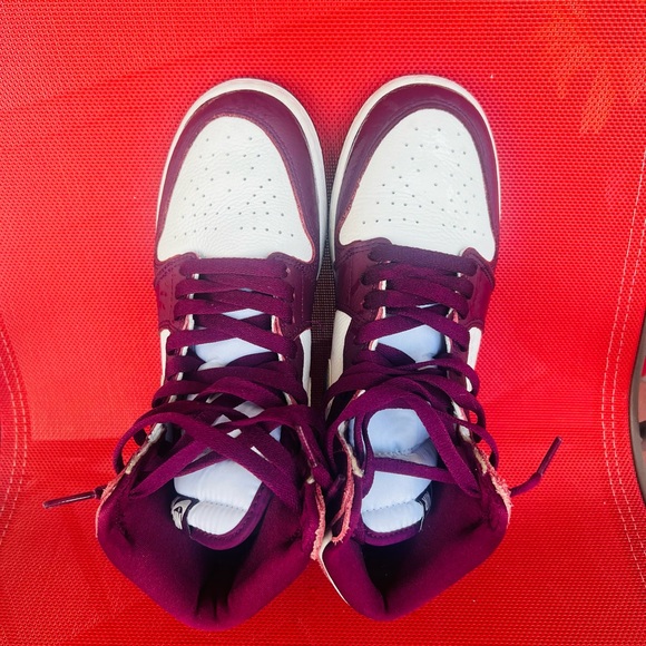 Nike boys athletic sneakers youth size 7 white/Maroon Like new. Worn twice only. - Picture 2 of 7